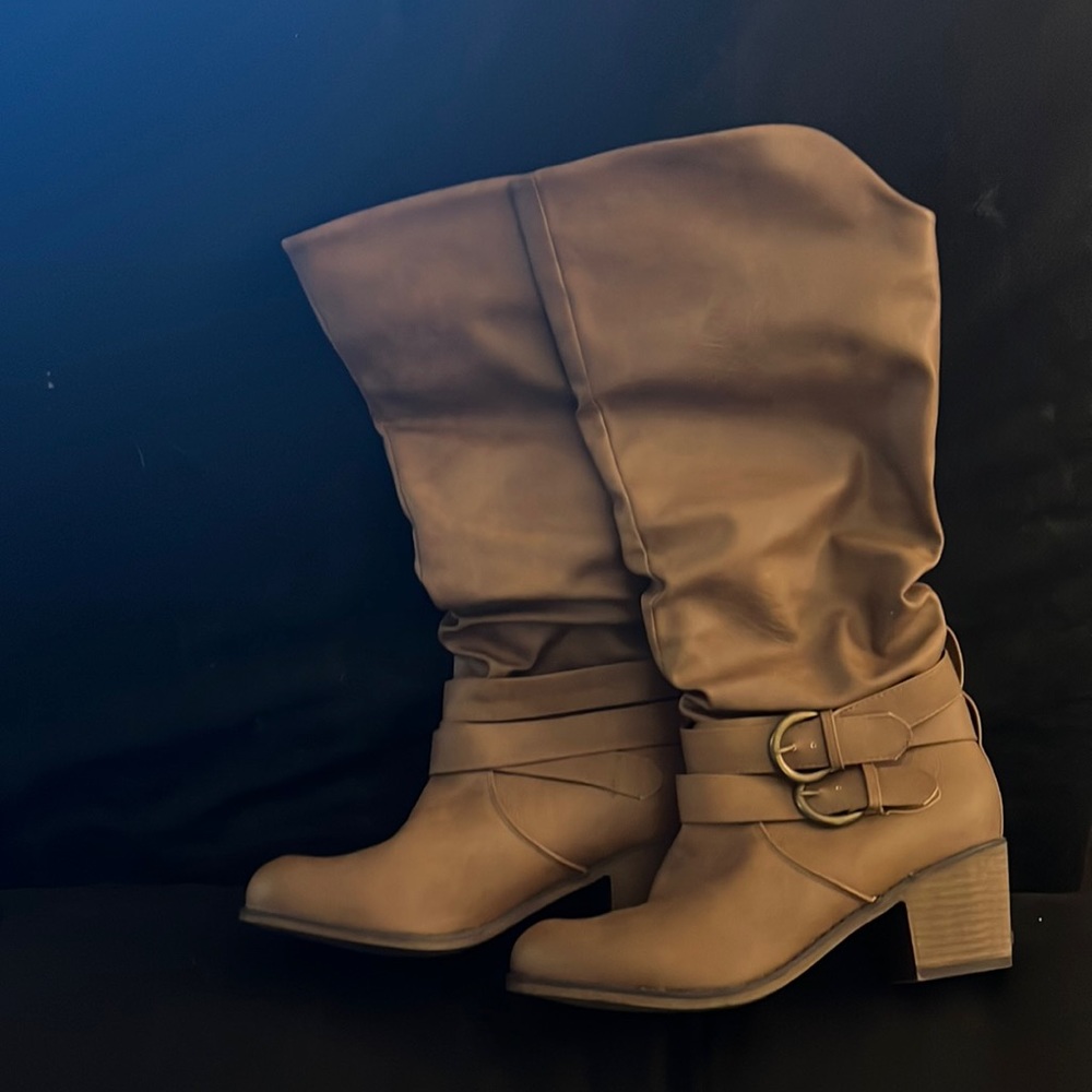 Size 10 tall women’s light brown boot with short heel